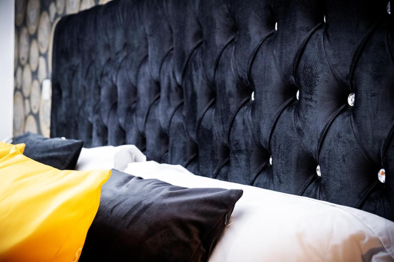 Maevela Apartments - Arcadian Versace Themed Apt ☆ Huge Balcony / Free Parking → Free Netflix -2 Min Walk From Birmingham Hippodrome Theatre, Arcadian, China Town, Sidewalk Club, Gay Village, 5 Mins From New Street Train Station - Birmingham Grand Ce Exteriér fotografie