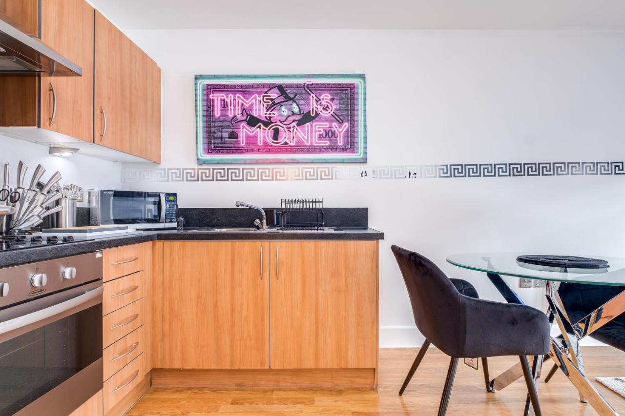 Maevela Apartments - Arcadian Versace Themed Apt ☆ Huge Balcony / Free Parking → Free Netflix -2 Min Walk From Birmingham Hippodrome Theatre, Arcadian, China Town, Sidewalk Club, Gay Village, 5 Mins From New Street Train Station - Birmingham Grand Ce Exteriér fotografie